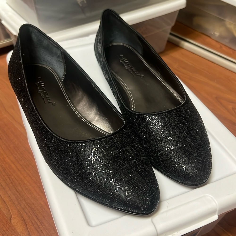 7  1/2 M ladies black flat dress shoes light reflecting Gorgeous